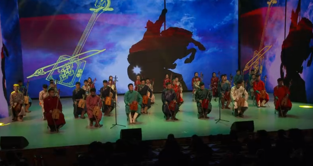 乌拉特前旗春节晚会马头琴齐奏《万马奔腾》 